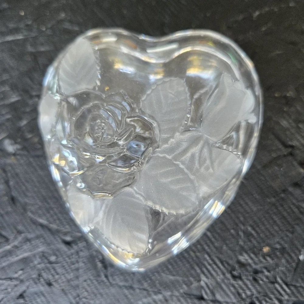 Vintage Heart shaped clear Glass Trinket Box Rose Flowers & Leaves Jewelry Catch